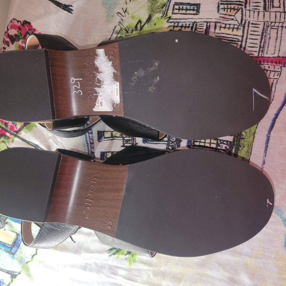 Vionic Black Leather T-Strap Clog Sandals - Picture 3 of 3